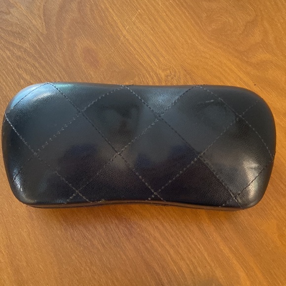Chanel black quilted glasses / sunglasses case - Picture 4 of 8